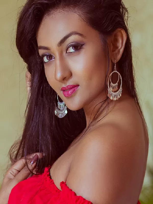 I am Smriti Chowhan, a 22-year-old girl who is cute, sweet and bubbly 2