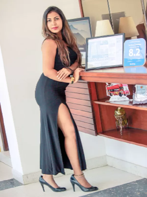 I'm a fashion model with a seductive curve and a captivating body 1