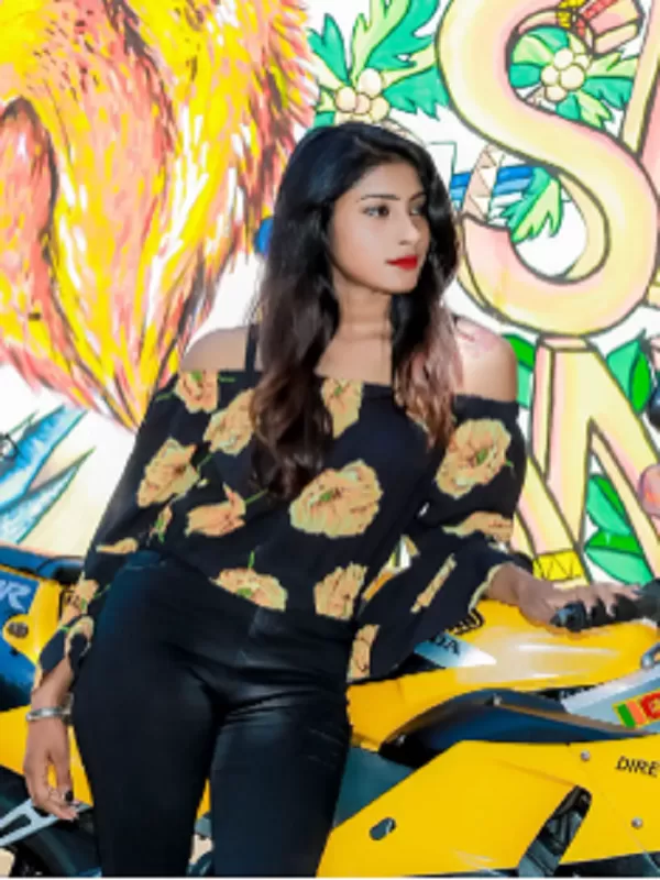 I have captivating beauty and glitz and am the most exotic B-town girl 2