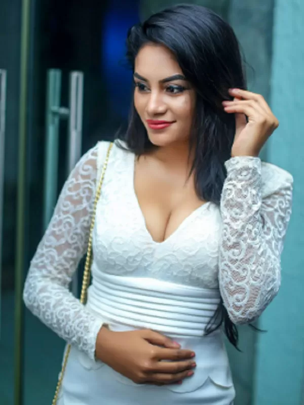 The sparkling beauty has a perfect body tone and complexion 2