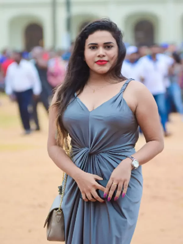 I'm the seductive, voluptuous housewife with huge boobs and round ass 1