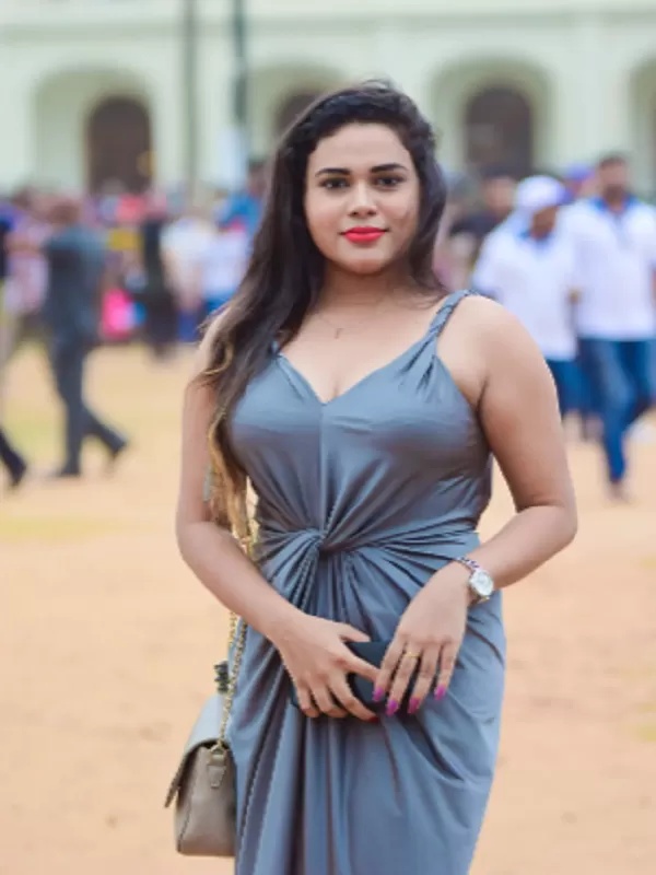 I'm the seductive, voluptuous housewife with huge boobs and round ass 3