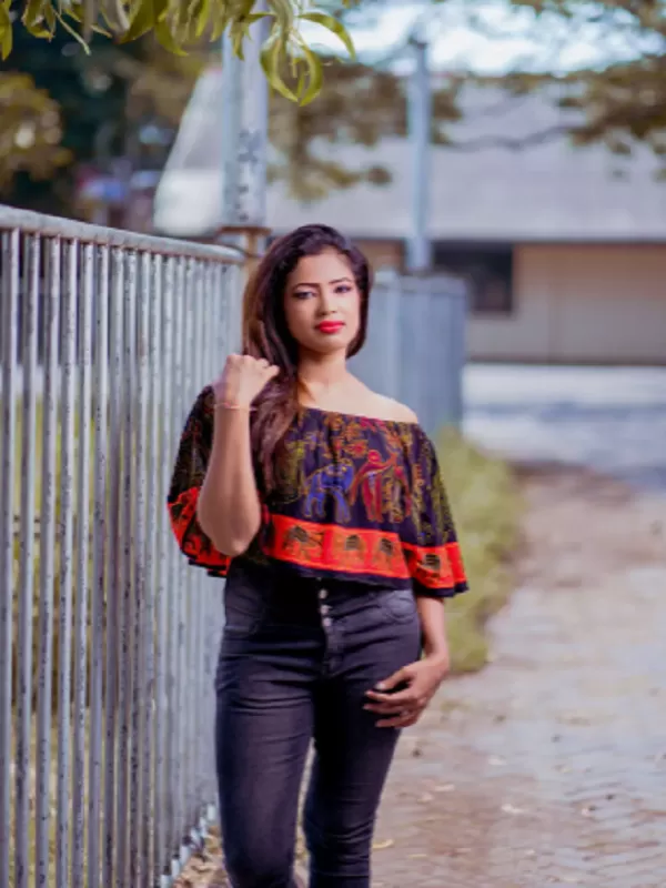 Make contact with a cheerful and charming Nepali girl from Darjeeling 1