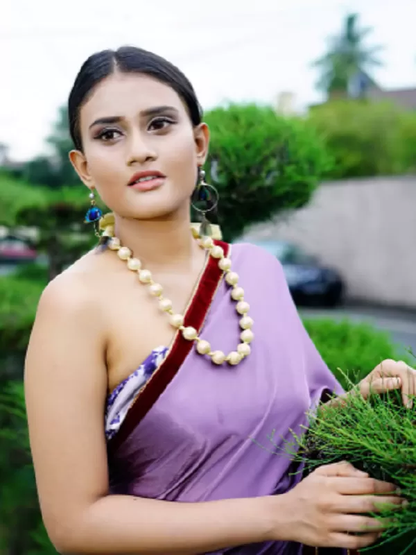 I stay in Darjeeling, I work as a Facebook reel model and a call girl 3
