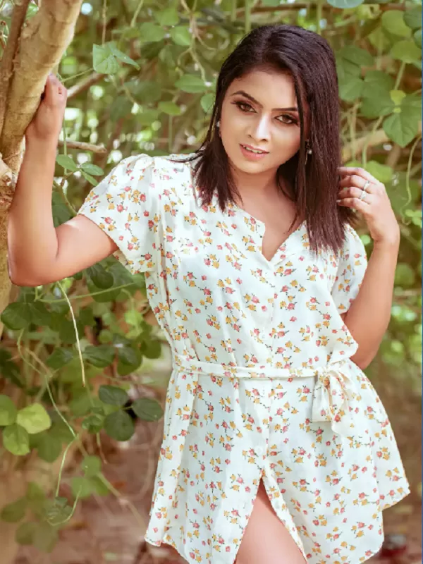 Hello boys, I am Nancy Dasari, a call girl in Hyderabad. 2