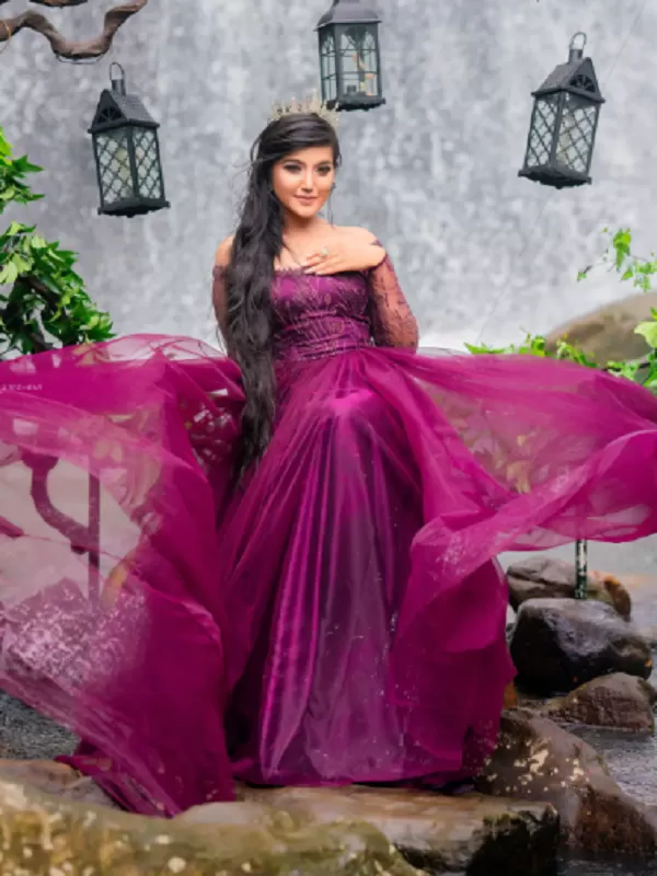 I work as an independent Ghaziabad call girl. I am a lustful and horny 1