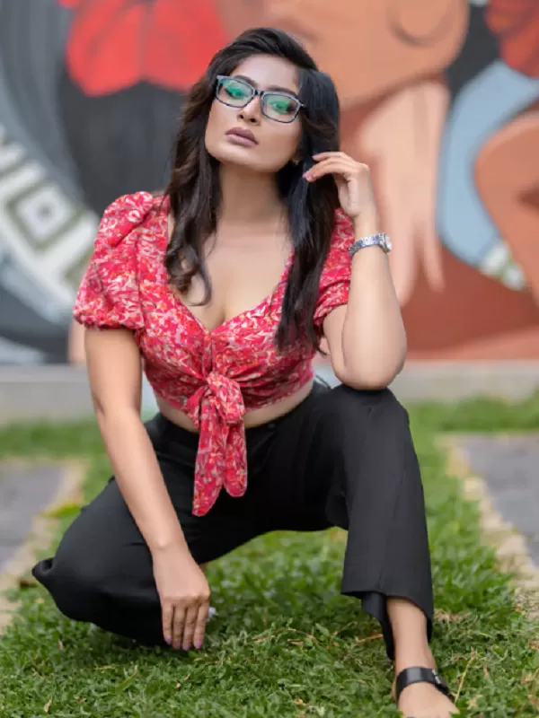 I am hot captivating figure call girl in Goa with perfect curvy body. 1
