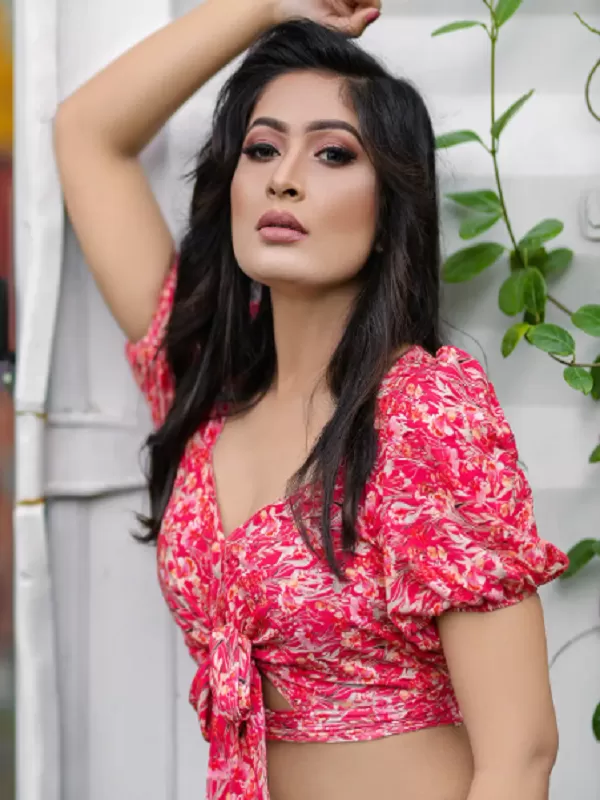 I am hot captivating figure call girl in Goa with perfect curvy body. 2