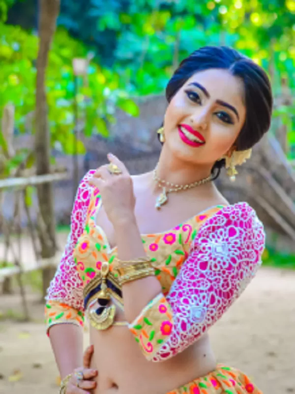 I am a hot call girl from Bolpur. With bright blue eyes and a petite. 3