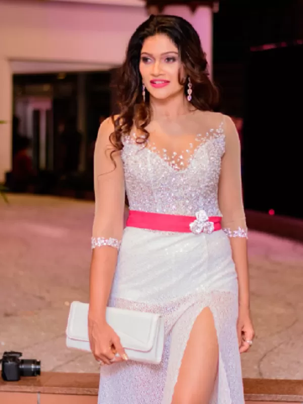 I am alluring and enticing Bangalore call girl. spend night with me. 2