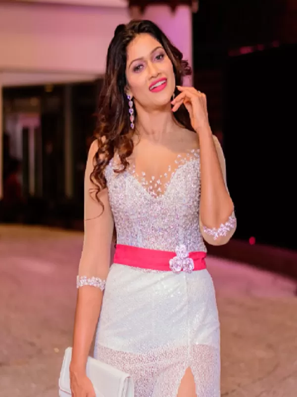 I am alluring and enticing Bangalore call girl. spend night with me. 3