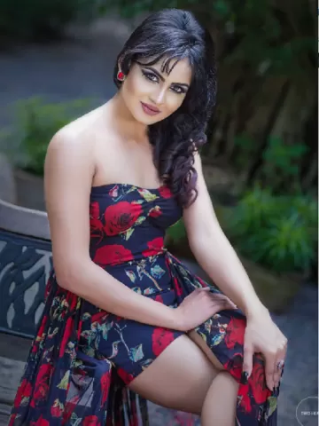 The glittering beauty with a flawless pampering body and skin tone