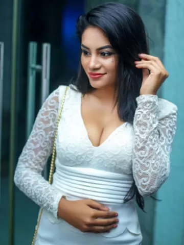 The sparkling beauty has a perfect body tone and complexion