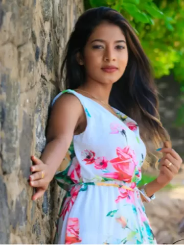 I am the girl of your dripping fantasies. Meet me now in Darjeeling