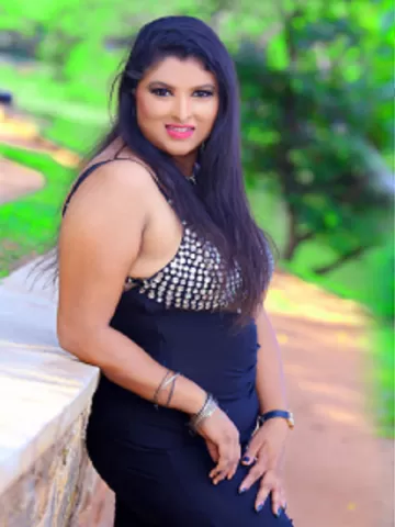 I am the sexy voluptuous housewife with big boobs and a round ass