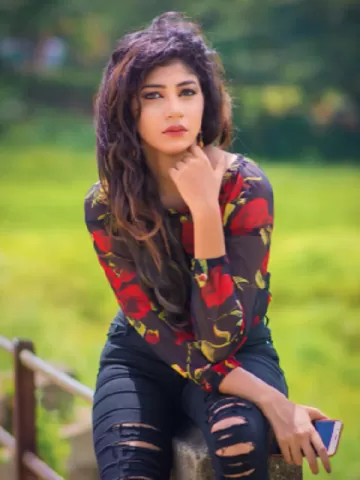 Meet and sexy and stunning call girl in Siliguri and enjoy her company