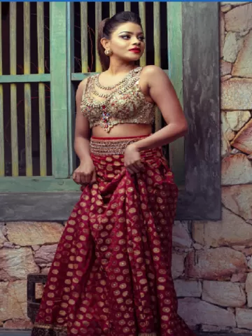 Enjoy your night in Airoli with an enticing call girl.