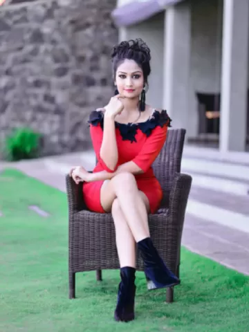 I am Lily Saxena. I am a bold and stunning call girl from Malsi
